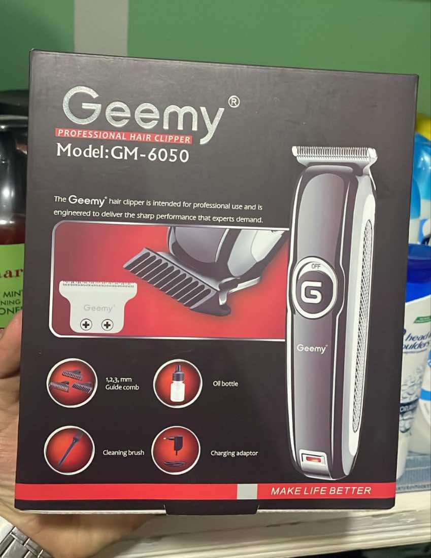 Geemy üz qırxan